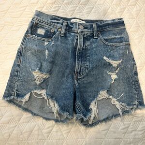 Abercrombie high rise 4” mom short